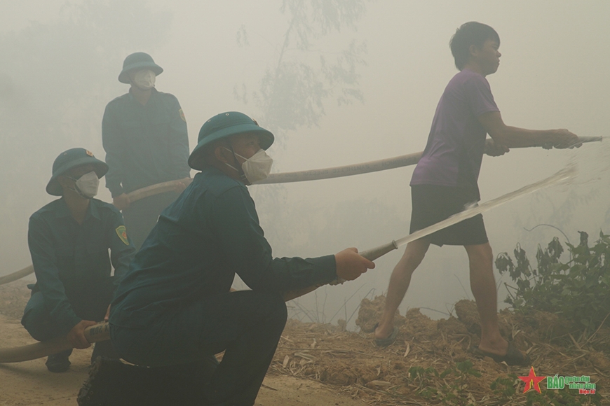 View - 	Gió lớn gây khó khăn công tác chữa cháy tại Vườn quốc gia Tràm Chim